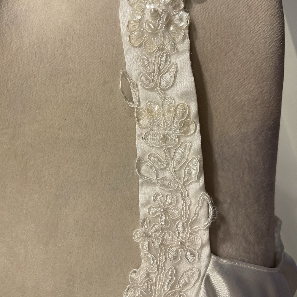 Linea Donatella White Satin Chemise + Robe - Picture 7 of 16
